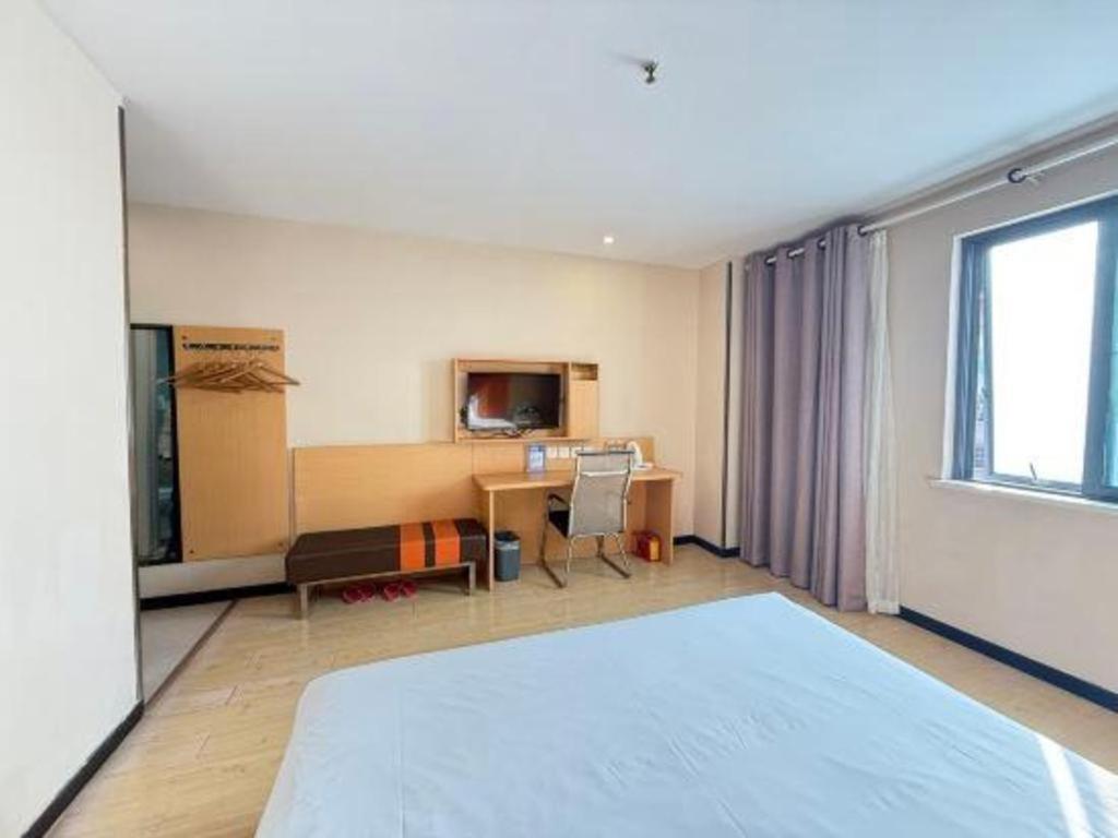 厦门7 Days Premium·Xiamen Airport Xianglu的一间医院间,配有一张床和一张书桌