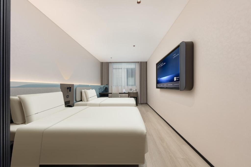 TV a/nebo společenská místnost v ubytování Atour Light Hotel Shanghai Pudong Airport Shixin Road