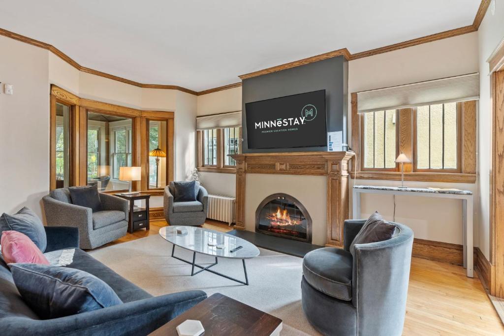 Una sala de estar con chimenea y televisión. en Harriet House, en Minneapolis