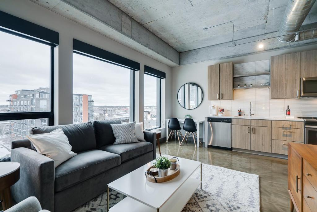 a living room with a couch and a kitchen at Sable 704 - One Bedroom in Minneapolis
