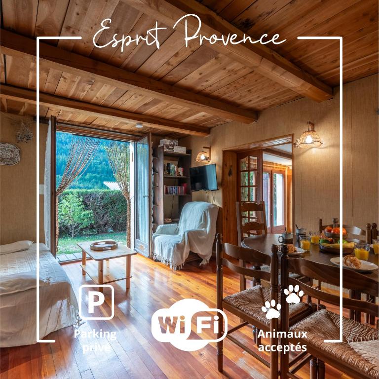 Il comprend un salon doté de plafonds en bois et une chambre avec une table. dans l'établissement Esprit Provence - Jardin - Parking, à Les Thuiles