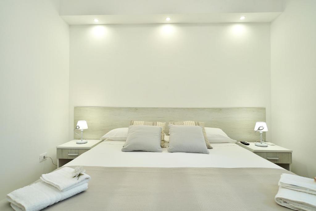 - une chambre blanche avec un grand lit et 2 tables de chevet dans l'établissement Villa del Colle con piscina privata, à Ispica 36 autres photos