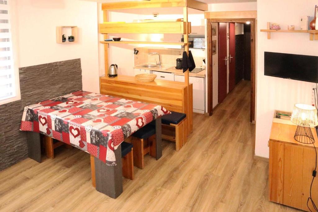 une chambre avec une table et une cuisine avec une salle à manger dans l'établissement Résidence Le Cairn - Studio 4 personnes 1650 MAE-0874, à Le Mélézet