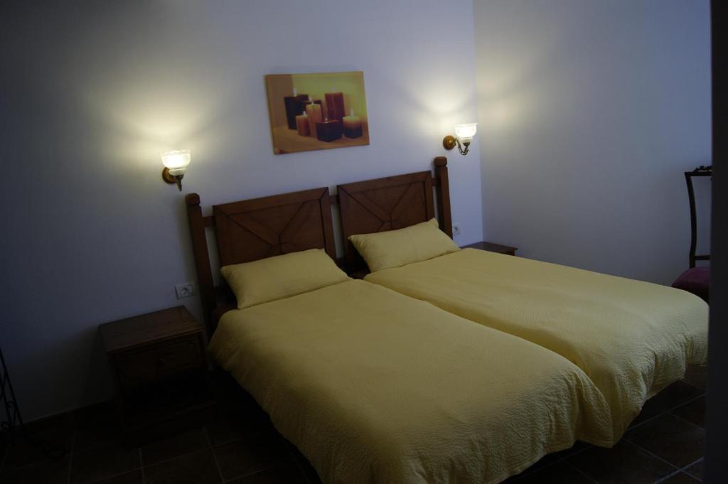 サンミゲル・デ・アボナにあるHoliday Home 4 Esquinasのベッドルーム1室(ベッド1台、枕2つ付)