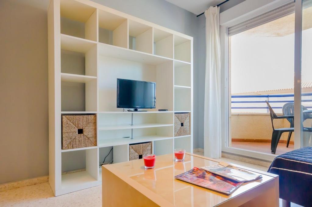 Televízia a/alebo spoločenská miestnosť v ubytovaní Apartamentos Sanlúcar & Doñana