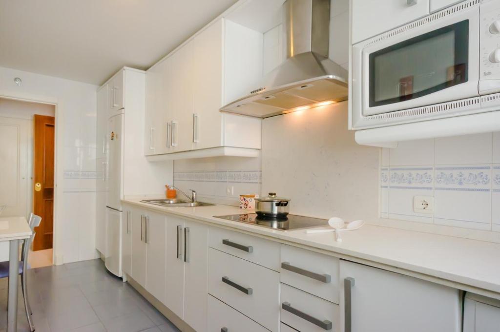 Kuchyňa alebo kuchynka v ubytovaní Apartamentos Sanlúcar & Doñana