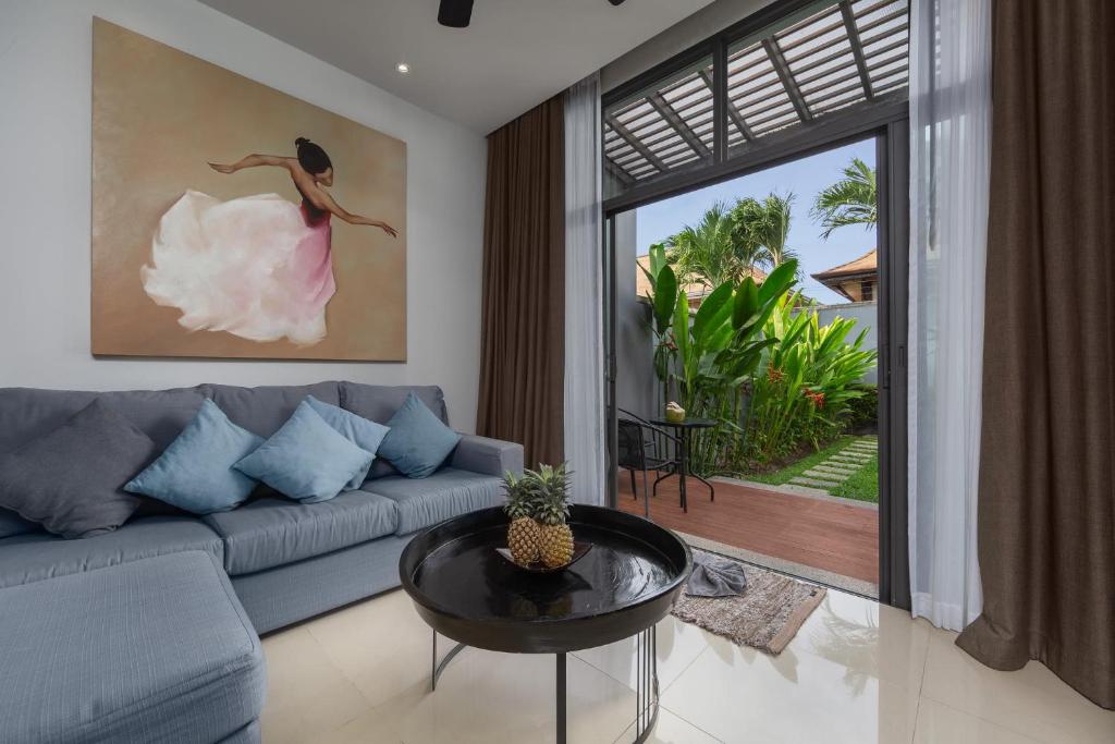 Posezení v ubytování VILLA JAVA| 2 Bedroom Private Pool Villa in Popular Onyx Villas | 3 min to Naiharn Beach
