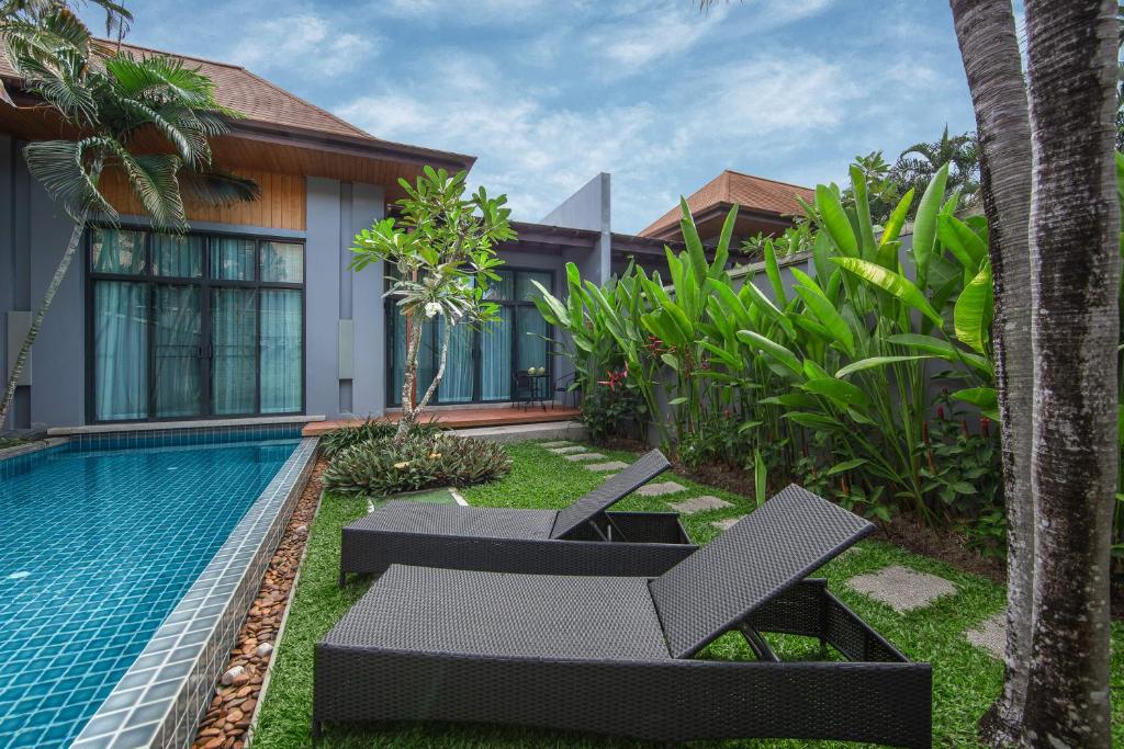 Bazén v ubytování VILLA JAVA| 2 Bedroom Private Pool Villa in Popular Onyx Villas | 3 min to Naiharn Beach nebo v jeho okolí