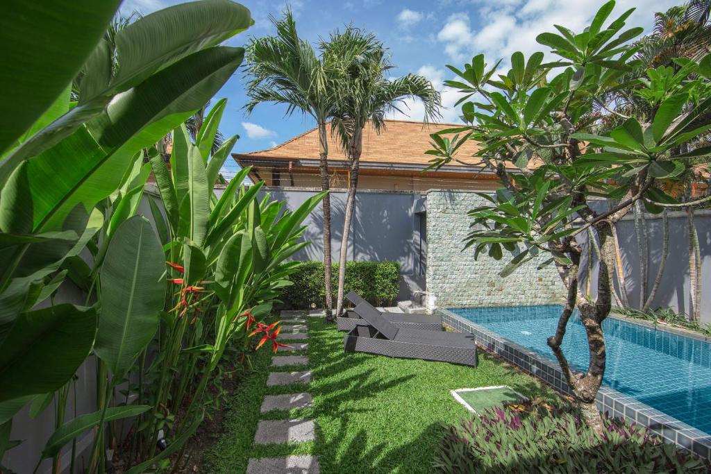Bazén v ubytování VILLA JAVA| 2 Bedroom Private Pool Villa in Popular Onyx Villas | 3 min to Naiharn Beach nebo v jeho okolí
