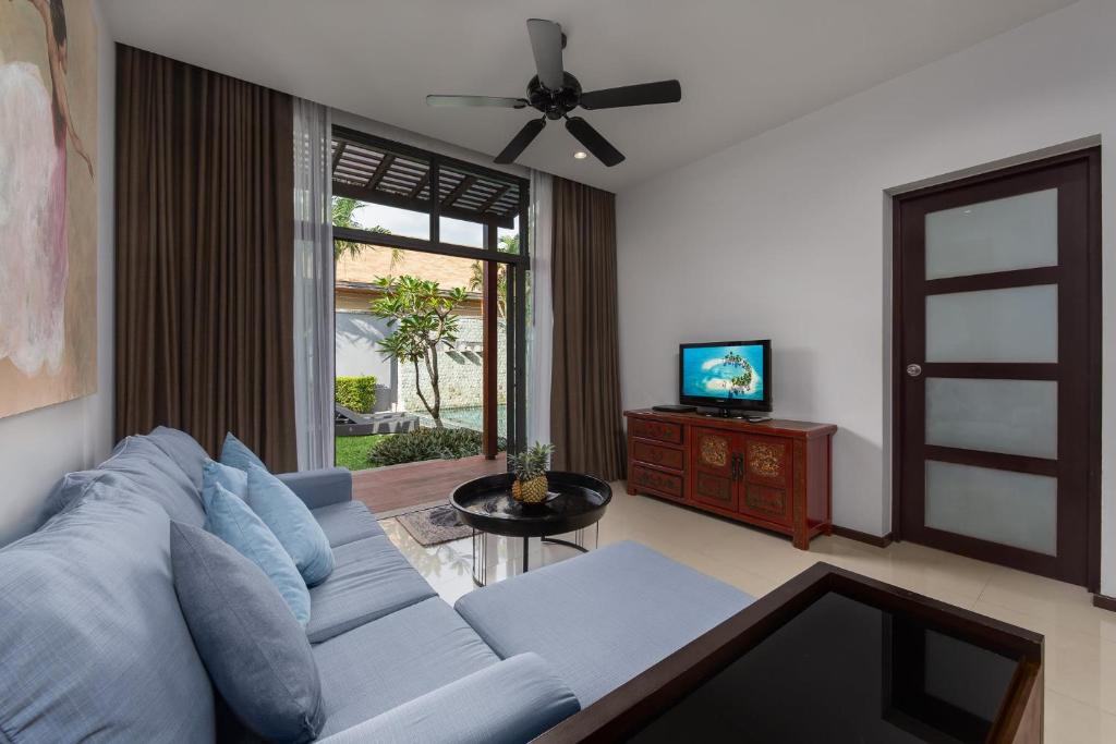 TV a/nebo společenská místnost v ubytování VILLA JAVA| 2 Bedroom Private Pool Villa in Popular Onyx Villas | 3 min to Naiharn Beach
