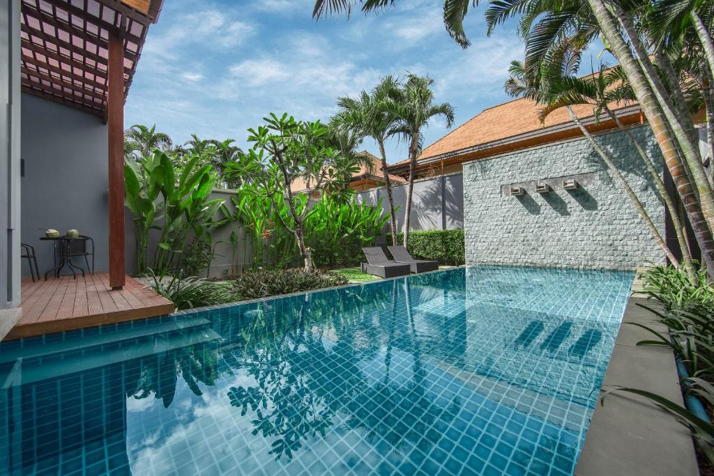 Bazén v ubytování VILLA JAVA| 2 Bedroom Private Pool Villa in Popular Onyx Villas | 3 min to Naiharn Beach nebo v jeho okolí