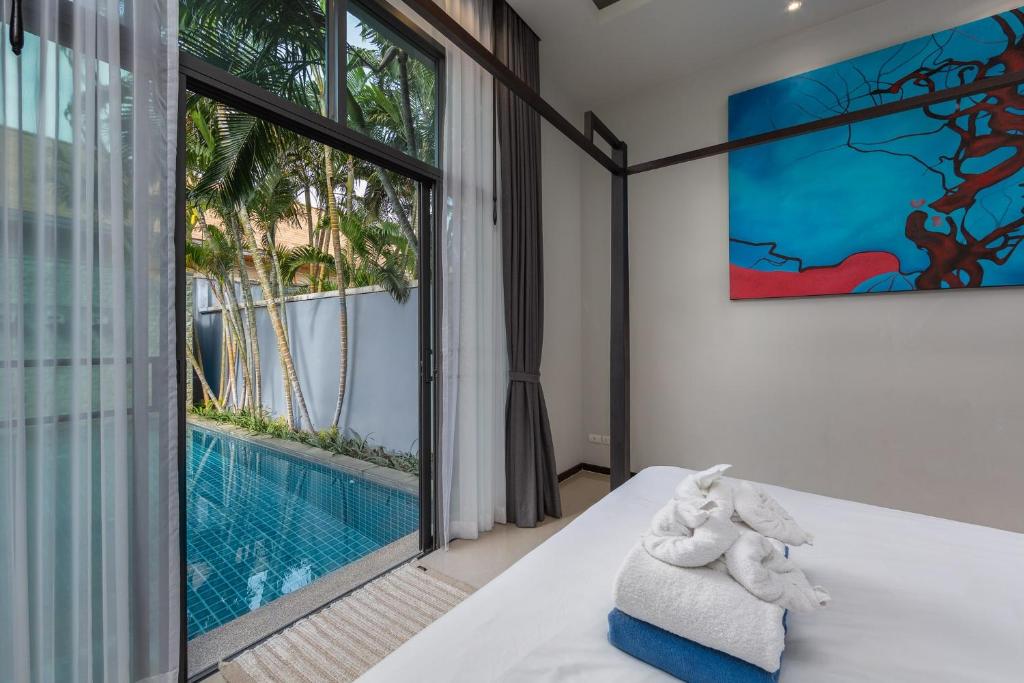 Bazén v ubytování VILLA JAVA| 2 Bedroom Private Pool Villa in Popular Onyx Villas | 3 min to Naiharn Beach nebo v jeho okolí