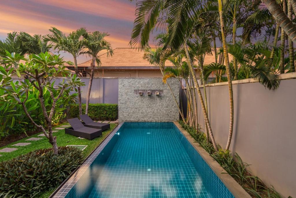 Bazén v ubytování VILLA JAVA| 2 Bedroom Private Pool Villa in Popular Onyx Villas | 3 min to Naiharn Beach nebo v jeho okolí