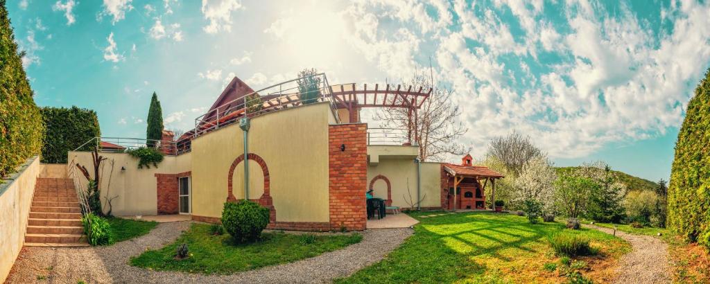 Ogród w obiekcie Naposdombi Apartmanok