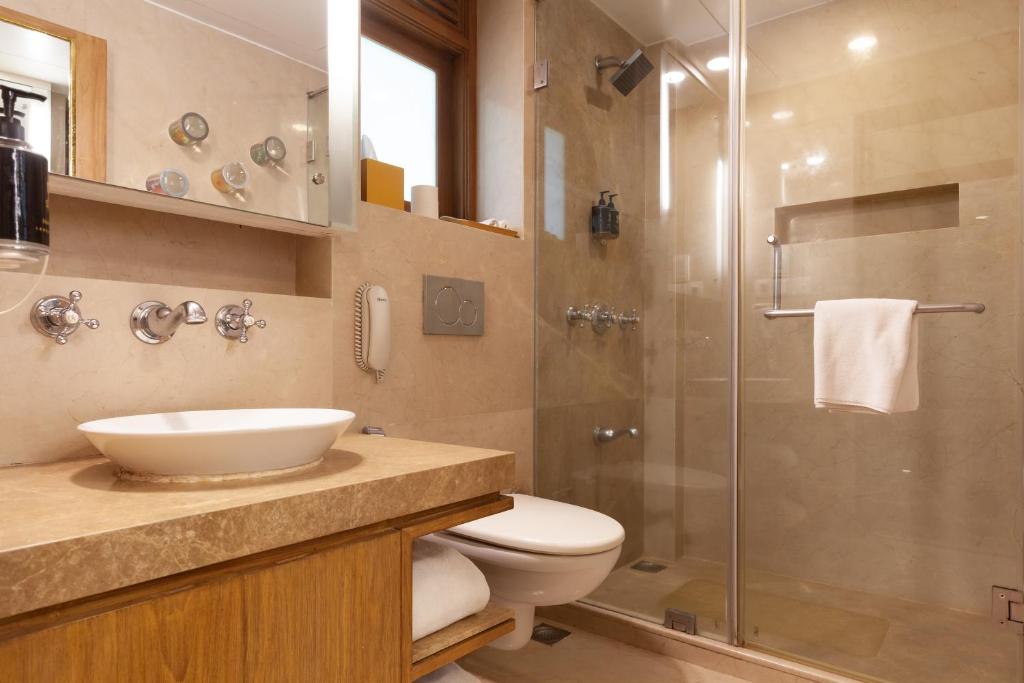 Koupelna v ubytování Le Sutra Hotel, Khar, Mumbai