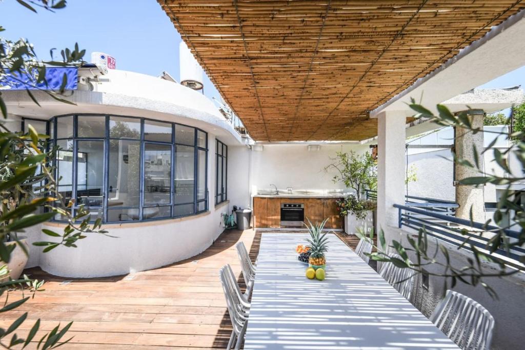 Μπαλκόνι ή βεράντα στο Spacious 3BR Penthouse w Rooftop 7 min from Beach and Shelter by Sea N' Rent