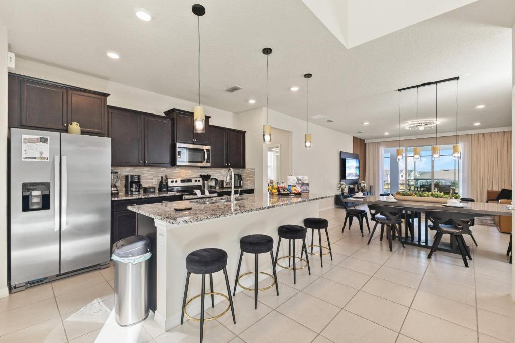 a kitchen with a large island with bar stools at 3787 Elegant 6BD Island Getaway Windsor Resort in Davenport