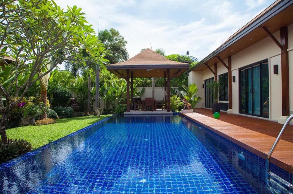 Bazén v ubytování VILLA ATARATA | Private Pool | Kokyang Estate by Tropiclook | Naiharn beach nebo v jeho okolí