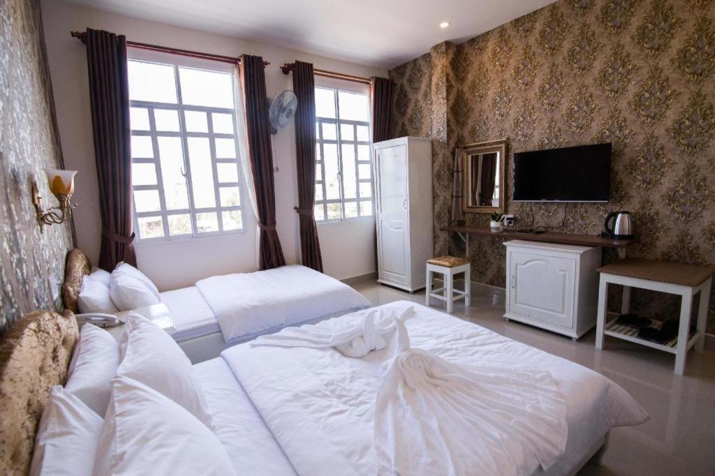 Postel nebo postele na pokoji v ubytování Royal Hotel