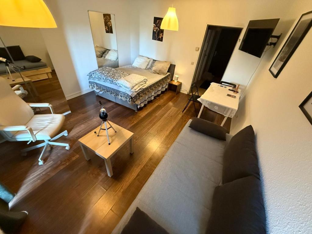vistas panorámicas a una sala de estar con sofá y mesa en Appart lux, en Luxemburgo