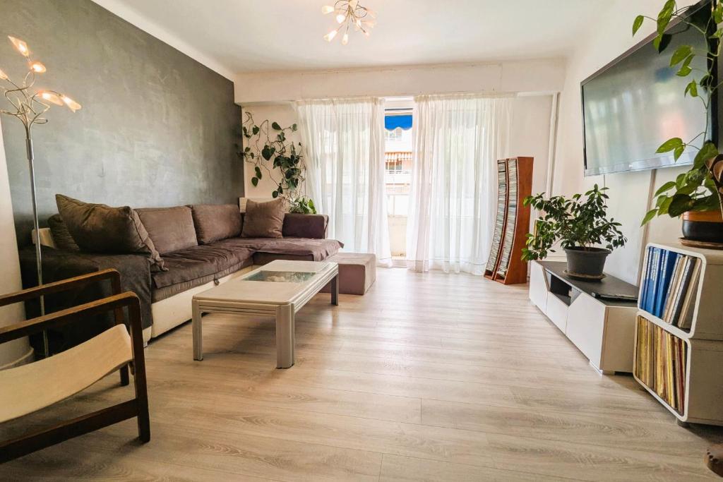 un salon avec un canapé et une table basse dans l'établissement Comfortable 1 bedroom apartment - city center, à Hyères