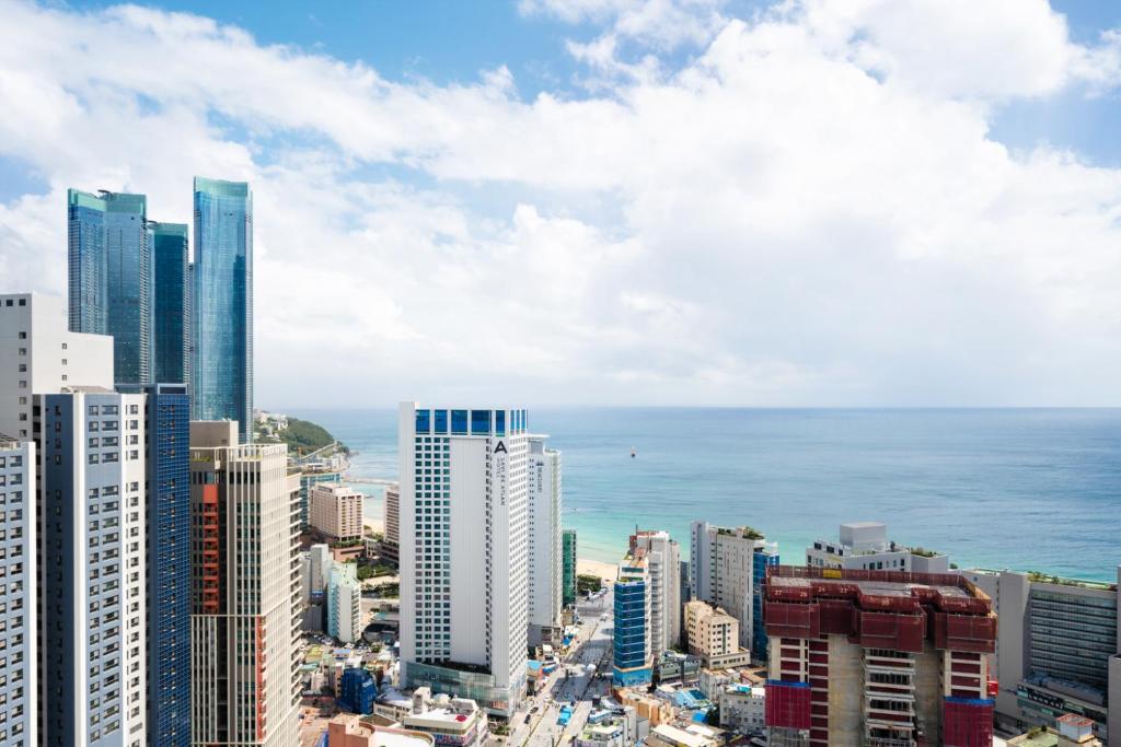 釜山にあるUrbanstay Haeundae Stationの海の空の景色