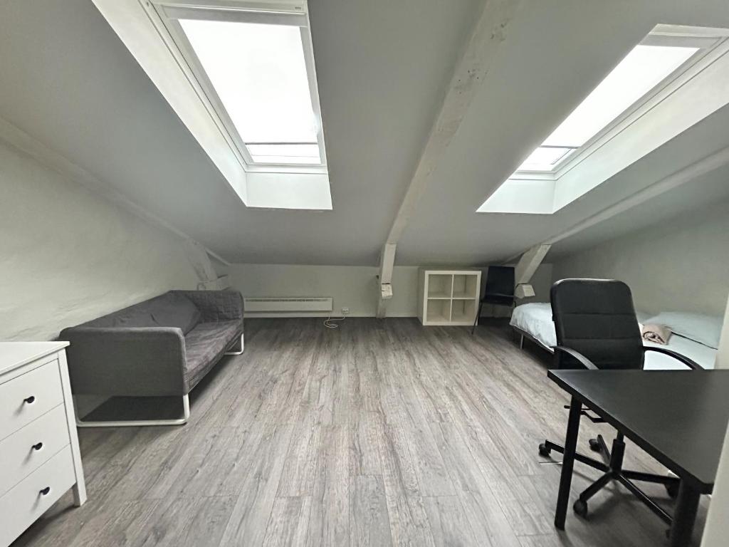 Posezení v ubytování Single-bed rooms in Central located apartment in Trondheim