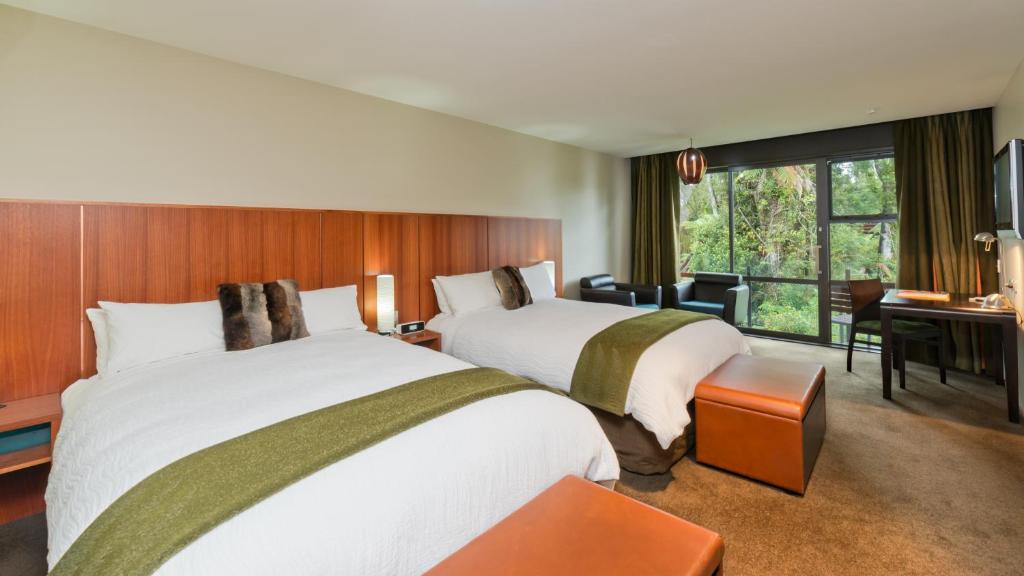 Postel nebo postele na pokoji v ubytování Legacy Te Waonui Hotel Franz Josef
