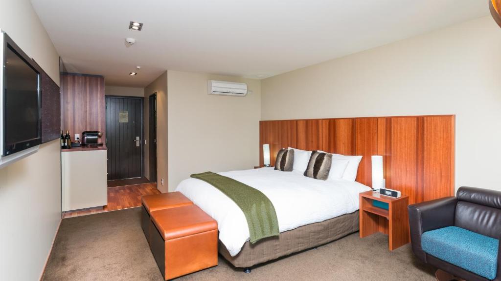 Postel nebo postele na pokoji v ubytování Legacy Te Waonui Hotel Franz Josef