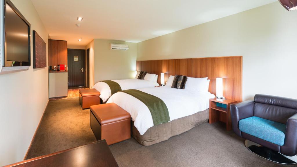 Postel nebo postele na pokoji v ubytování Legacy Te Waonui Hotel Franz Josef