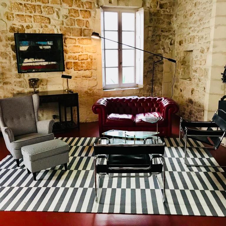 - un salon avec un canapé et des fauteuils rouges dans l'établissement Belle maison historique, à Arles