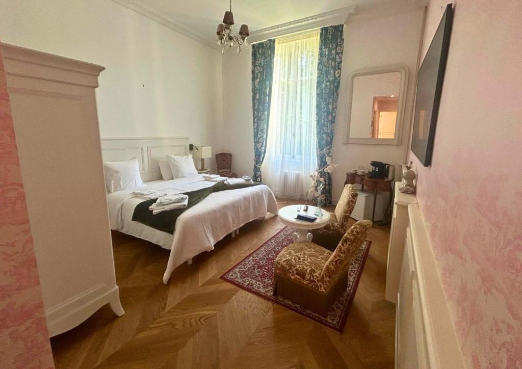 Postel nebo postele na pokoji v ubytování Château de Saint-Bohaire