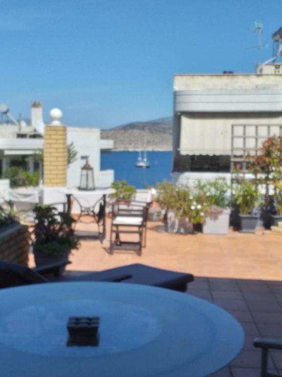 een terras met een tafel en stoelen bij Relax romance with sea view No2 ! in Vari