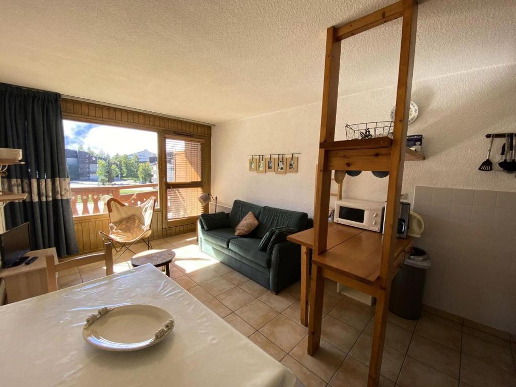 un salon avec un canapé et une table dans l'établissement Résidence Plein Sud 2 - Studio rénové au cœur de la station et aux pieds des pistes MAE-5251, à Vénosc