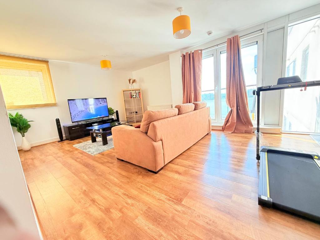 a living room with a couch and a flat screen tv at Luxury 2Bed Room Riverview Apartment in Greenwich