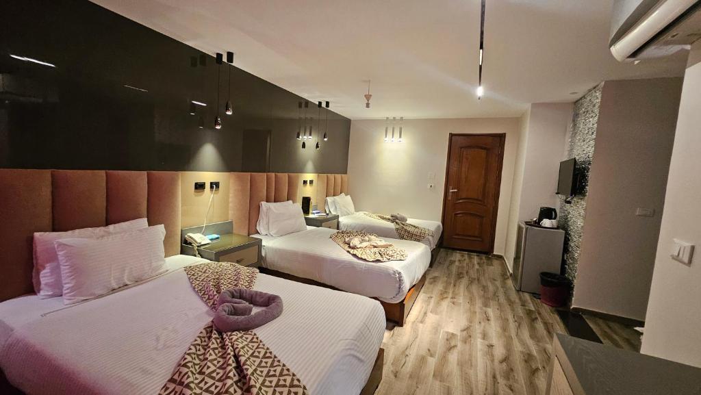 Aura Garden City Hotel - 9