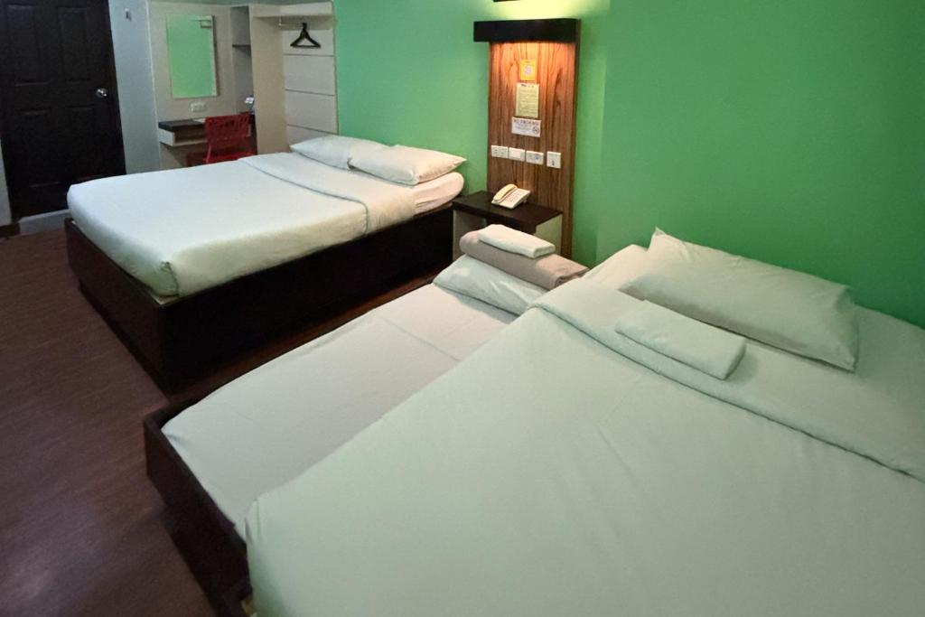 Postel nebo postele na pokoji v ubytování Sugbutel Family Hotel Cebu powered by Cocotel