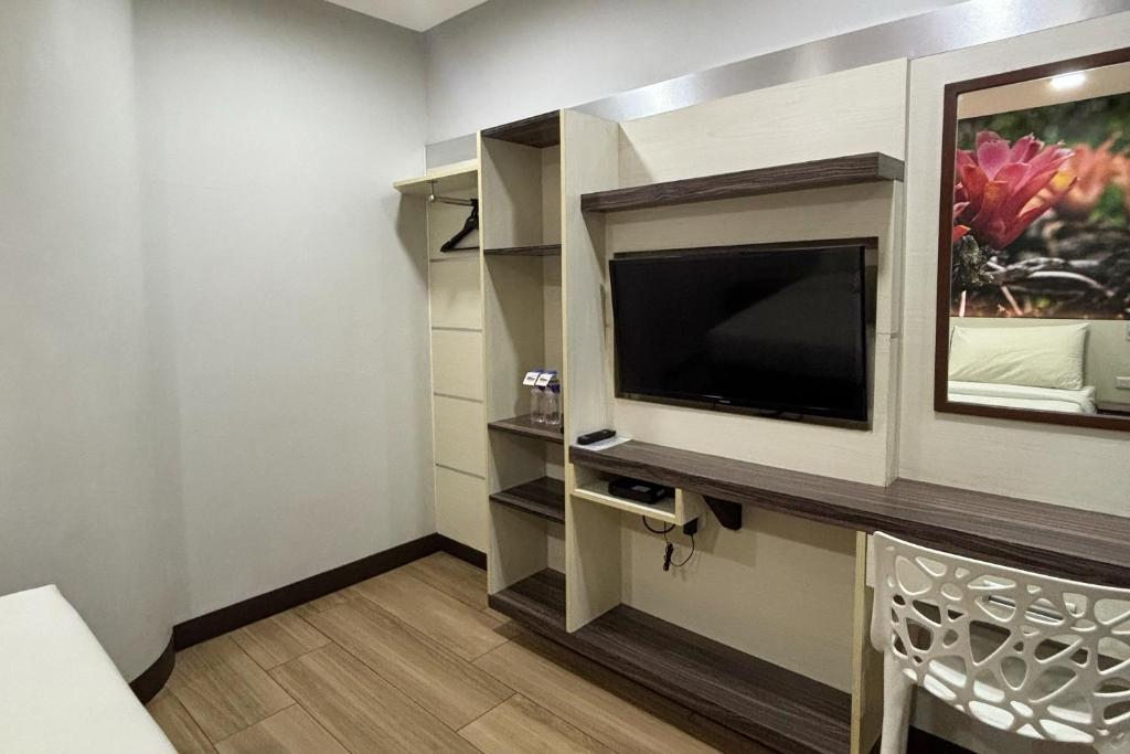 TV a/nebo společenská místnost v ubytování Sugbutel Family Hotel Cebu powered by Cocotel