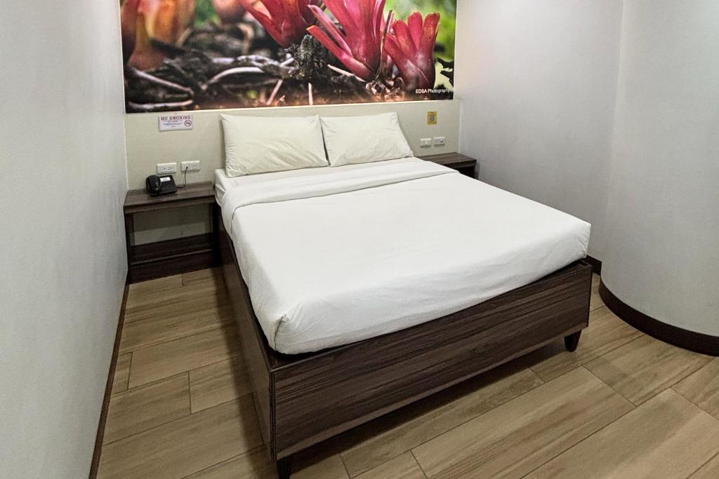 Postel nebo postele na pokoji v ubytování Sugbutel Family Hotel Cebu powered by Cocotel