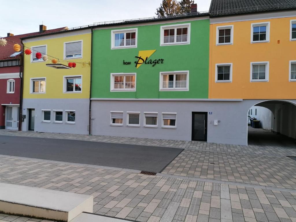 a row of buildings in a parking lot at haus Plager in Landau an der Isar
