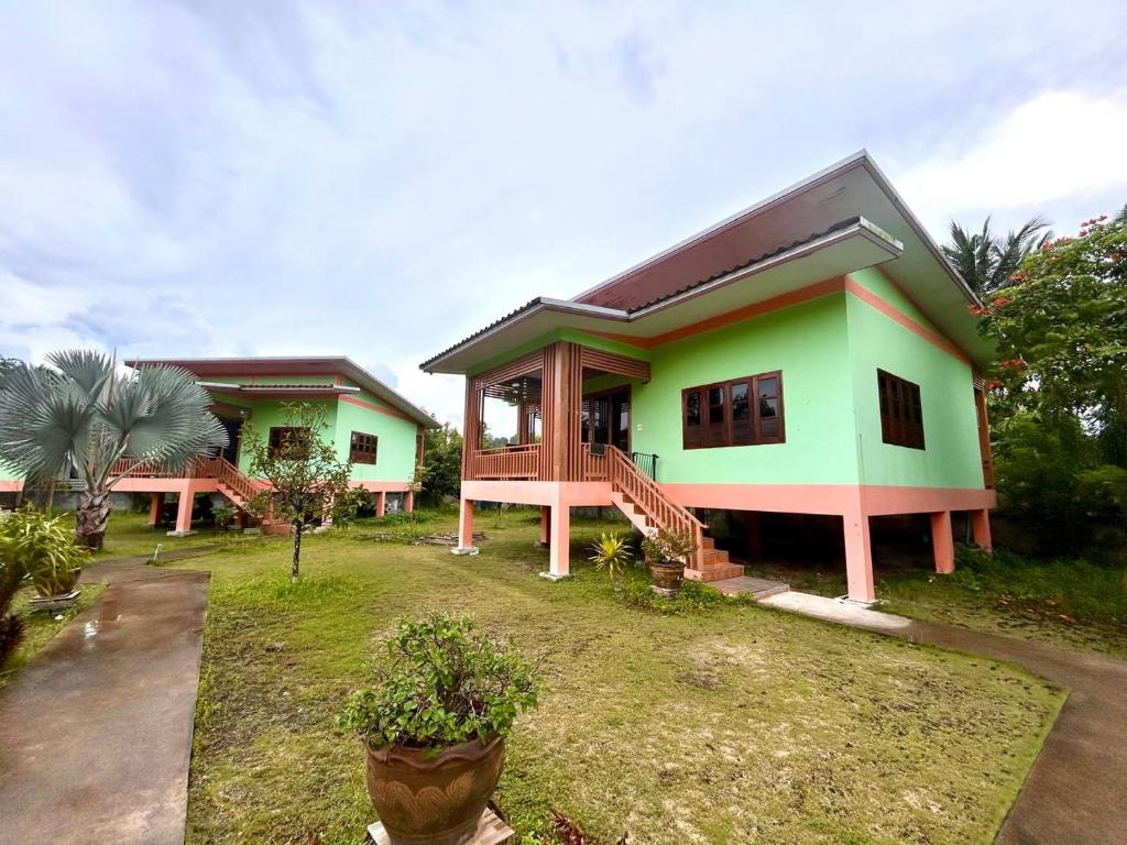 ein kleines Haus mit einem Grün in der Unterkunft srisook Resort in Ban Madua Wan