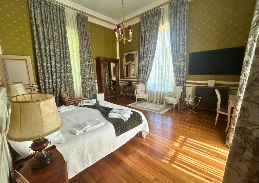 Postel nebo postele na pokoji v ubytování Château de Saint-Bohaire