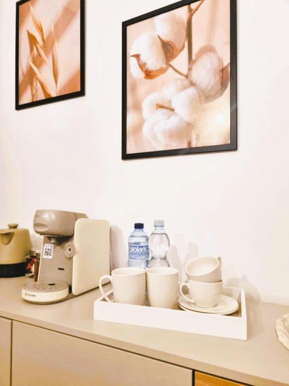 Příslušenství pro přípravu čaje a kávy v ubytování Good Vibes HOSTEL
