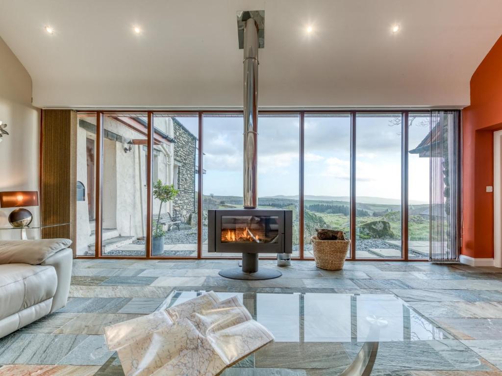 Posezení v ubytování 4 Bed in Broughton Mills 75286