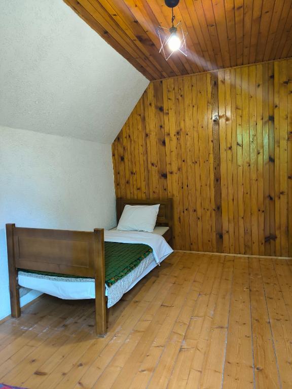 Postel nebo postele na pokoji v ubytování Vukov Konak - Wolf's lodge