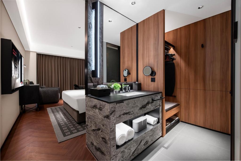 Xi'an Ancient Ming City Wall Premium IntercityHotel的电视和/或娱乐中心