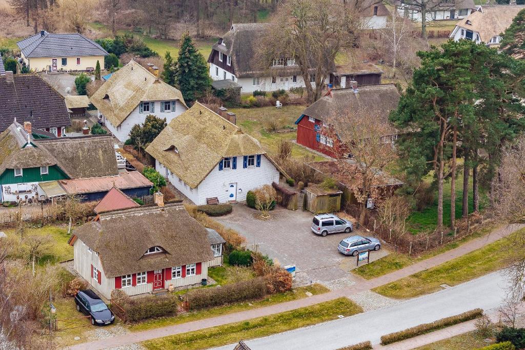 Una vista aérea de un pueblo con casas y coches. en Ferienhaus " Baltic", en Wieck