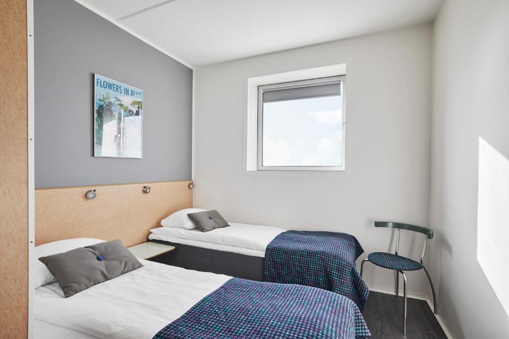 
Commodore Room with Twin Beds
