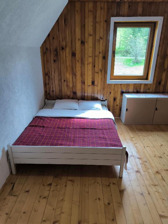 Postel nebo postele na pokoji v ubytování Vukov Konak - Wolf's lodge