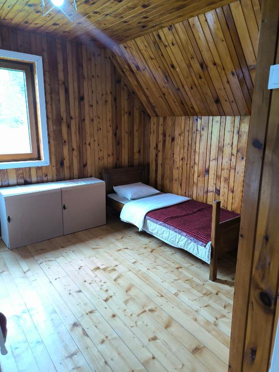 Postel nebo postele na pokoji v ubytování Vukov Konak - Wolf's lodge